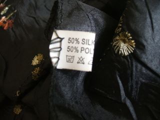 Foulard nero con fiori rosa e frange