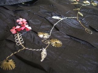 Foulard nero con fiori rosa e frange