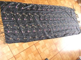 Foulard nero con fiori rosa e frange