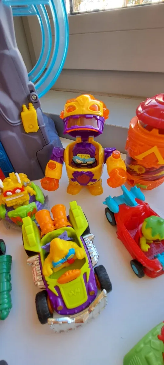 Lote Juguetes Superthings superzings con Guarida y