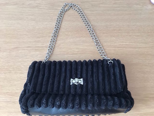 Bolso negro con cadena