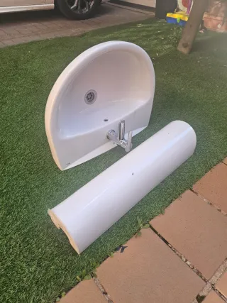 Lavabo Teka con pie y grifo