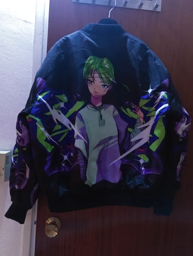 Chaqueta bomber anime morada y negra. De colección