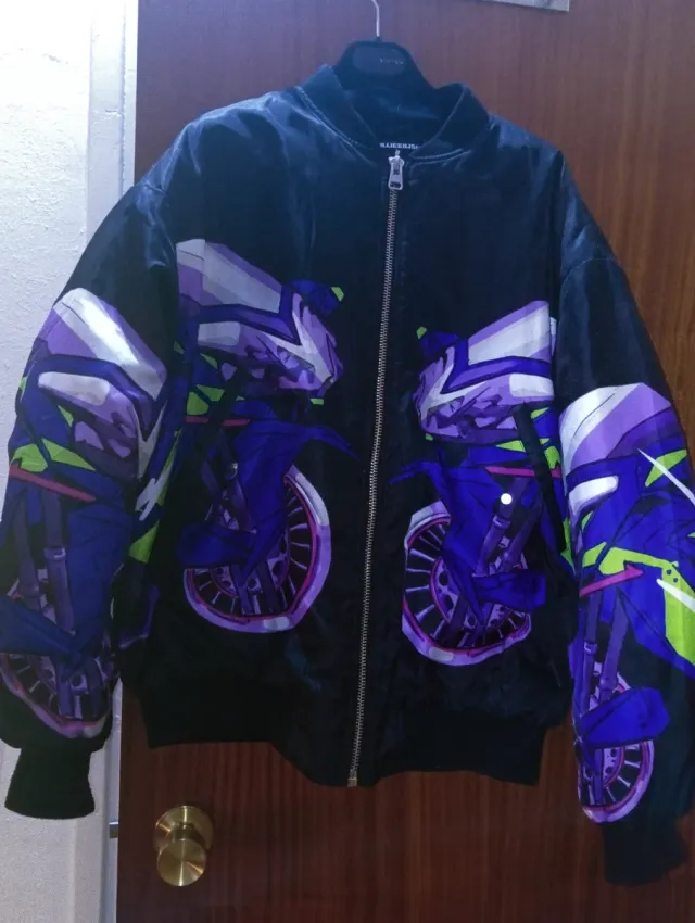 Chaqueta bomber anime morada y negra. De colección