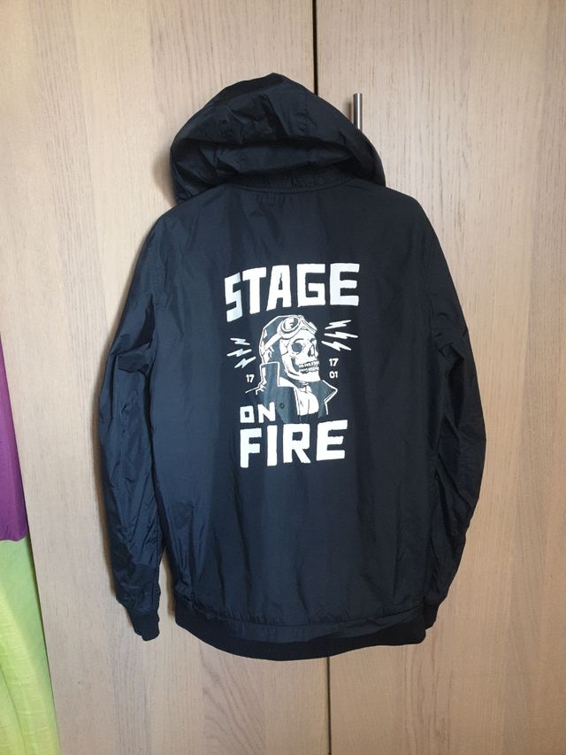 Cortavientos Negro con Calavera y Rayos