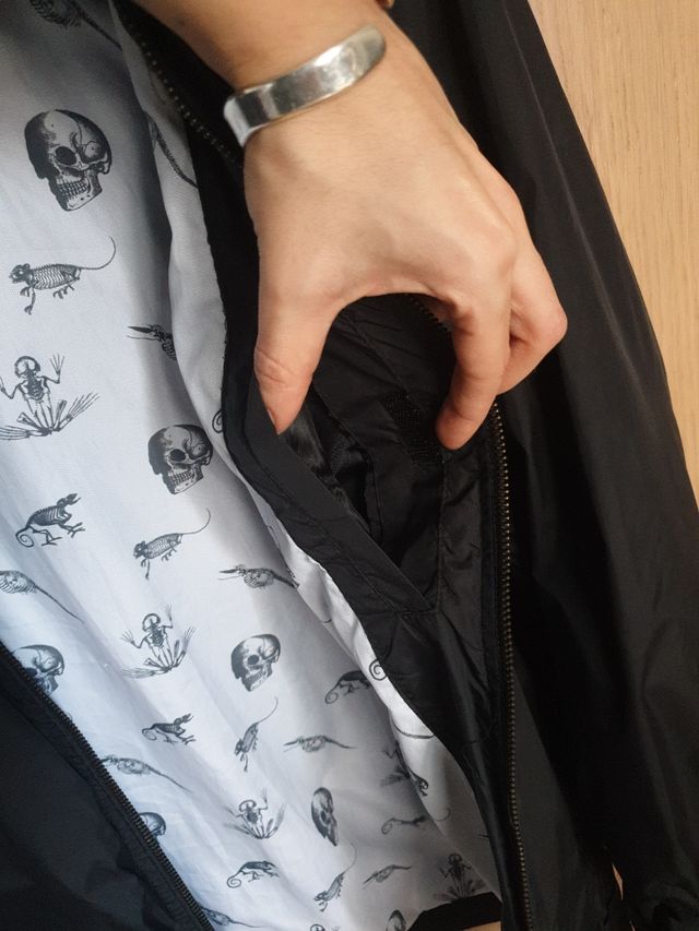 Cortavientos Negro con Calavera y Rayos