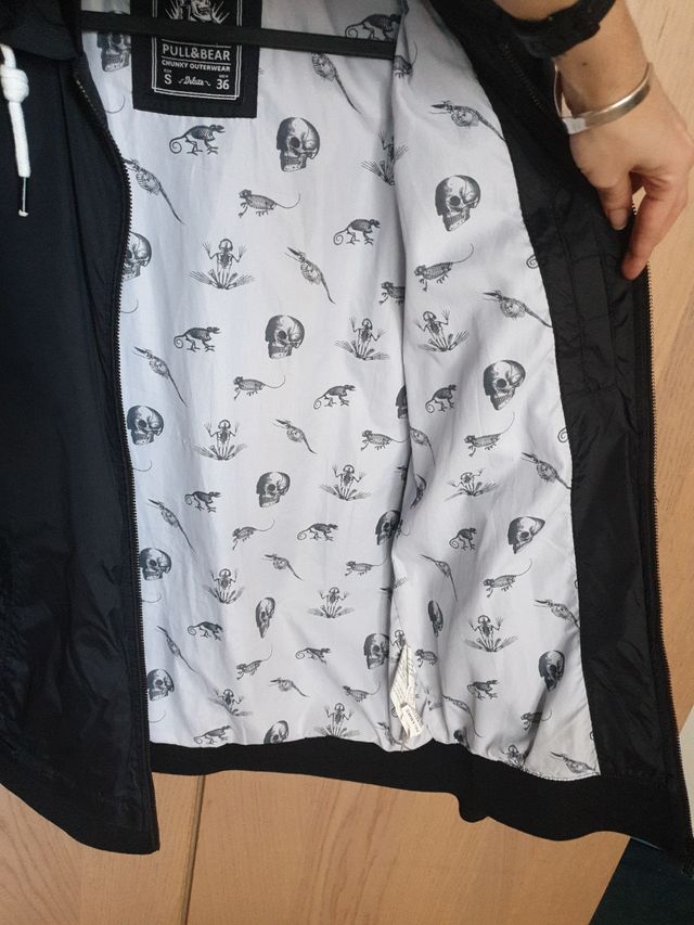 Cortavientos Negro con Calavera y Rayos