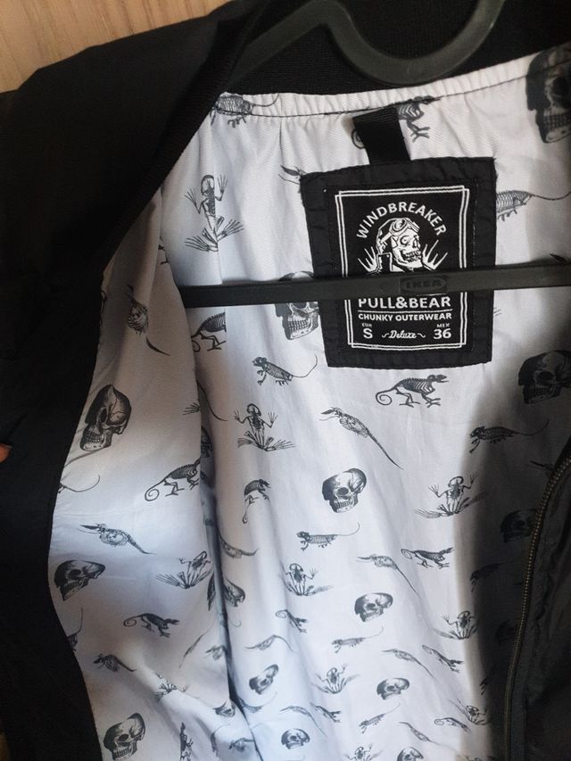 Cortavientos Negro con Calavera y Rayos