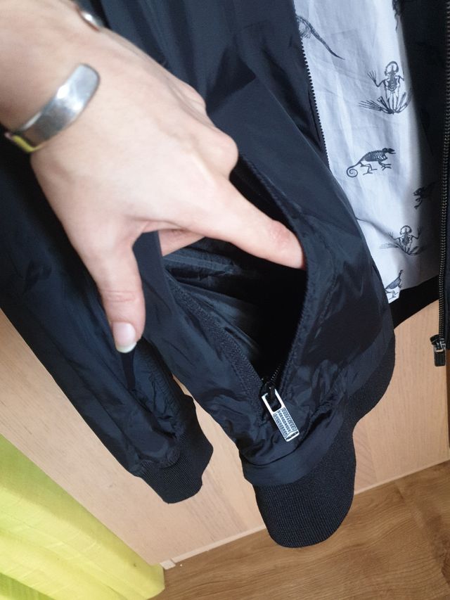 Cortavientos Negro con Calavera y Rayos