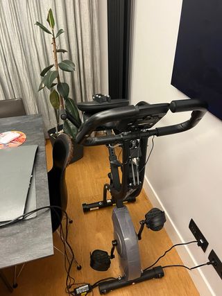 Bicicleta Estática Negra con respaldo y ruedas