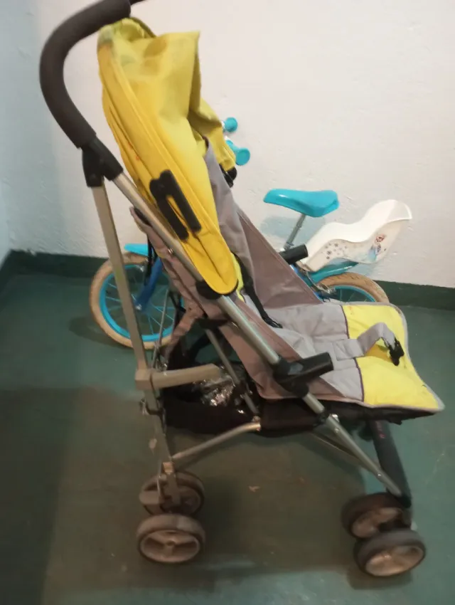 Carrito de bebé amarillo y gris