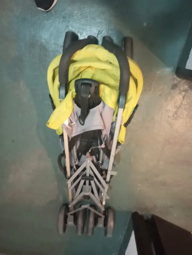 Carrito de bebé amarillo y gris