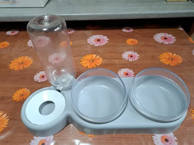 Comedero y dosificador agua mascotas