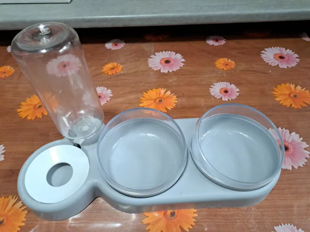 Comedero y dosificador agua mascotas