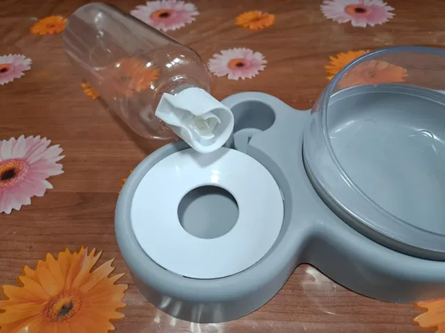 Comedero y dosificador agua mascotas