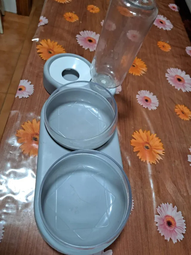 Comedero y dosificador agua mascotas