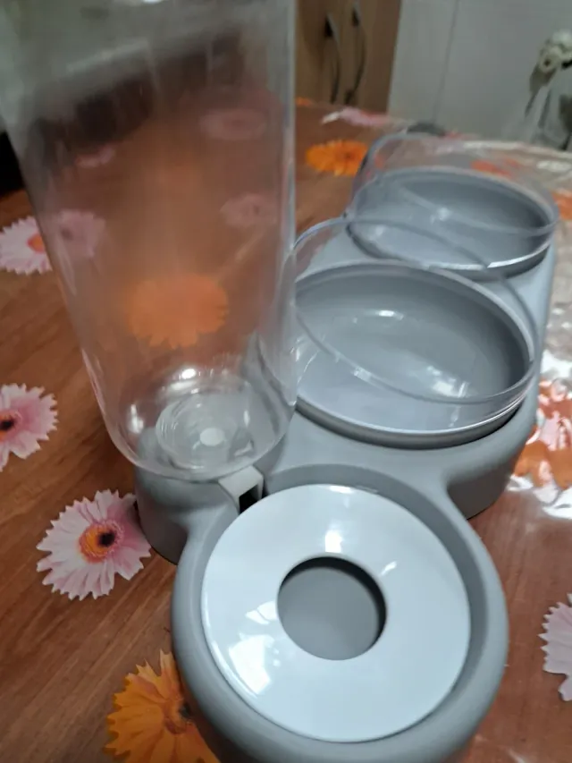 Comedero y dosificador agua mascotas