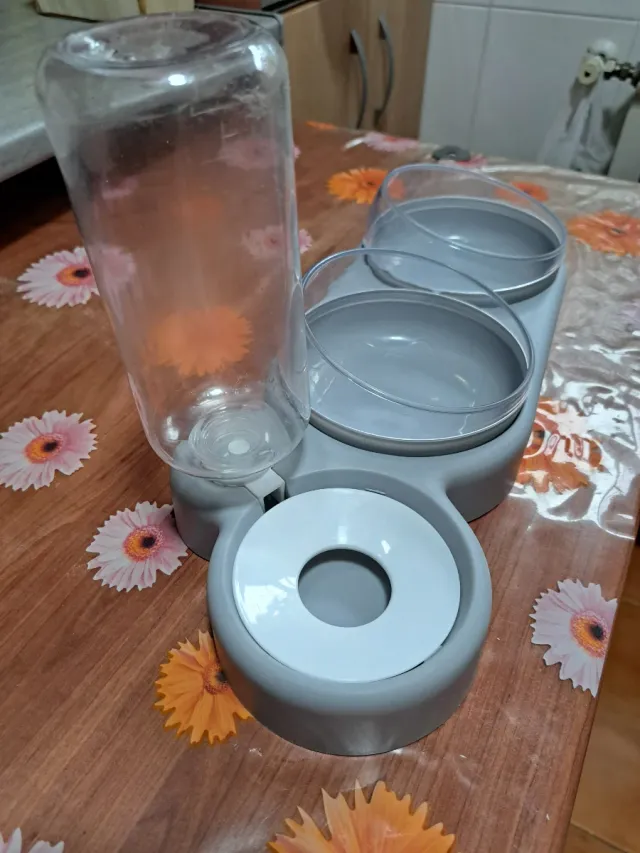 Comedero y dosificador agua mascotas