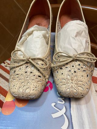 Zapatos piel con tacon para señora. Talla 35