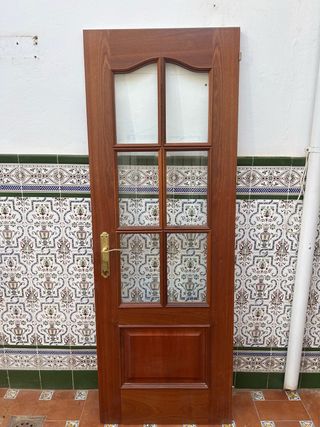 Puerta madera con y sin cristales