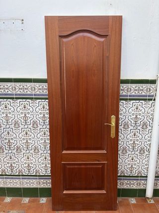 Puerta madera con y sin cristales