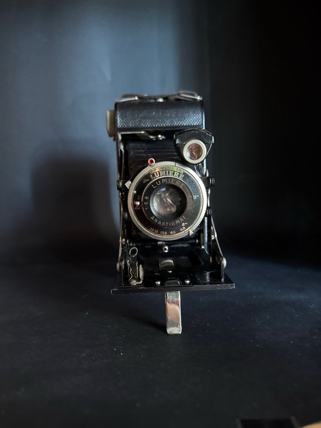 Cámara Vintage Lumière Negra y Plateada