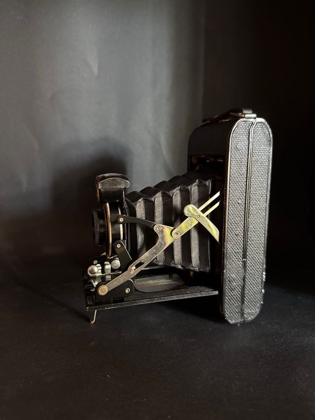 Cámara Vintage Lumière Negra y Plateada