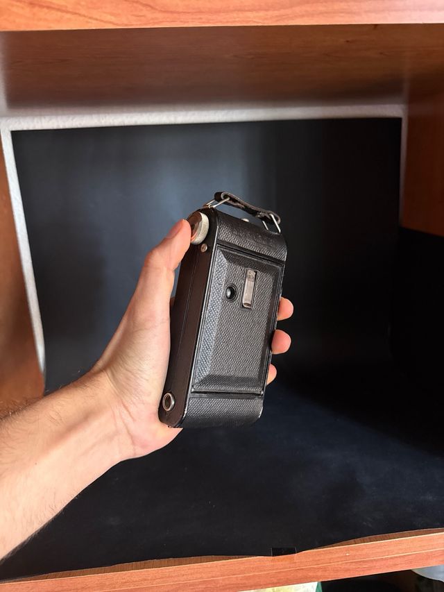 Cámara Vintage Lumière Negra y Plateada