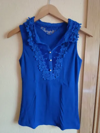 Camiseta azul con encaje