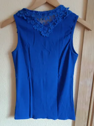 Camiseta azul con encaje