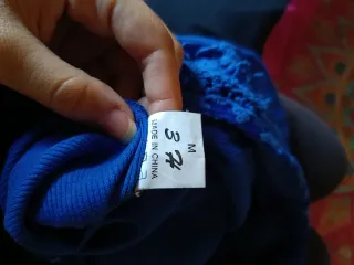 Camiseta azul con encaje