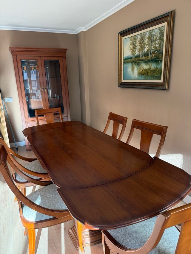 Mesa de comedor extensible y 6 sillas de madera