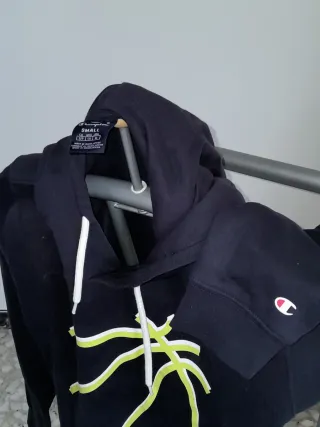 Sudadera Champion azul marino con Diseño Baloncest