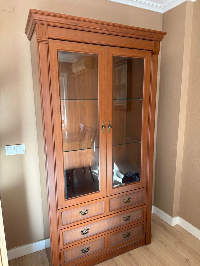 Vitrina de madera con puertas de cristal