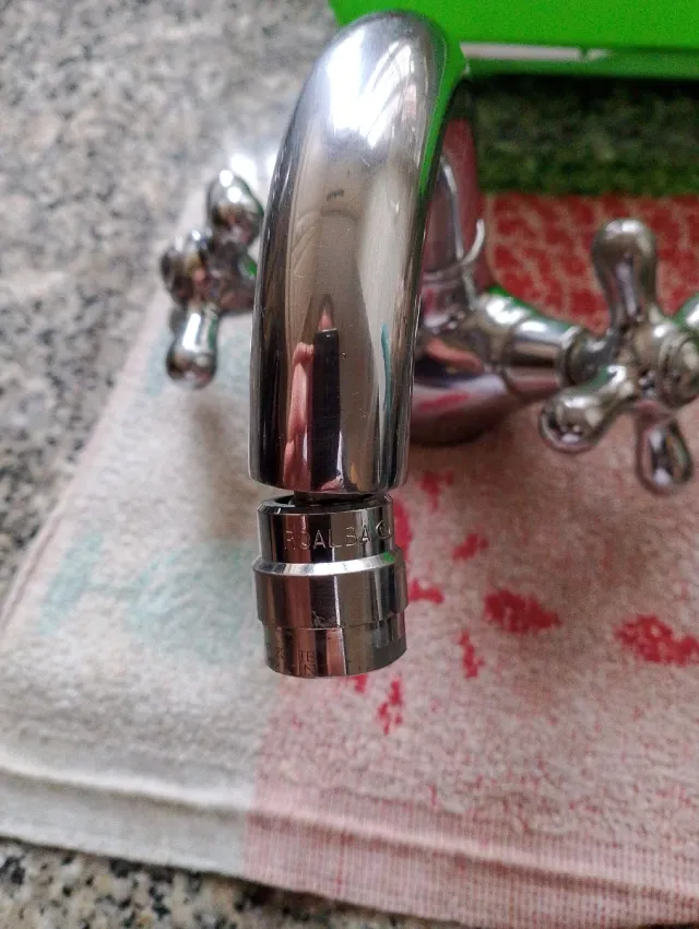 Grifo de lavabo plateado