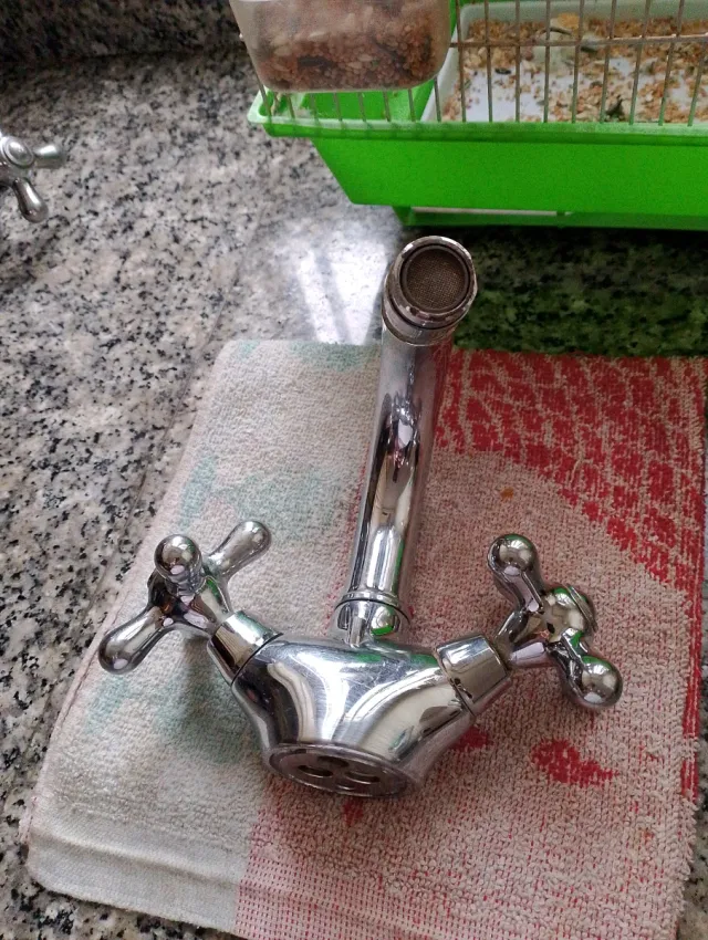 Grifo de lavabo plateado