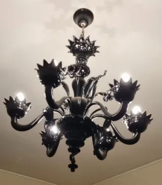 Coppia di lampadari di  Murano nero e bianco