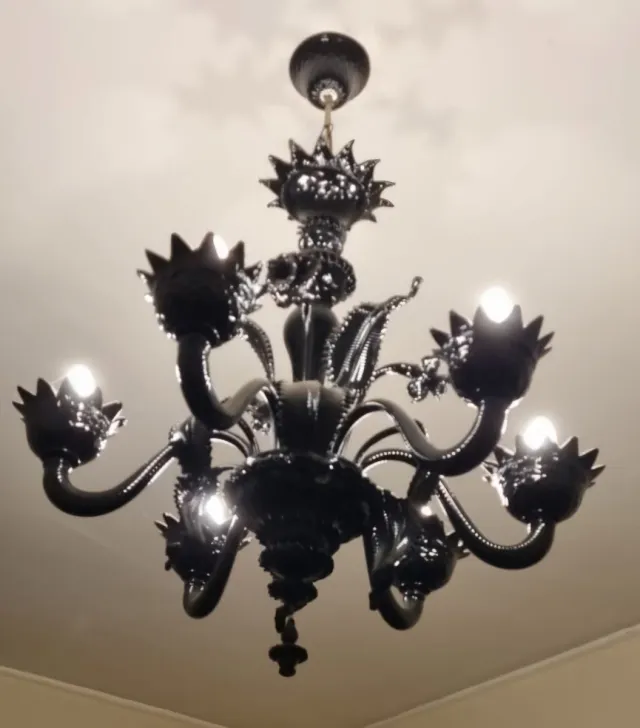 Coppia di lampadari di Murano nero e bianco