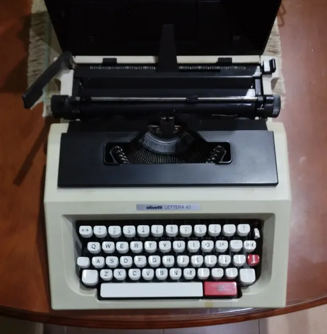 Máquina de escribir Olivetti Lettera 42