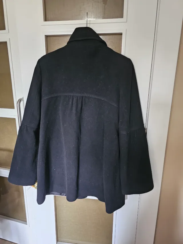 Abrigo paño negro tipo capa