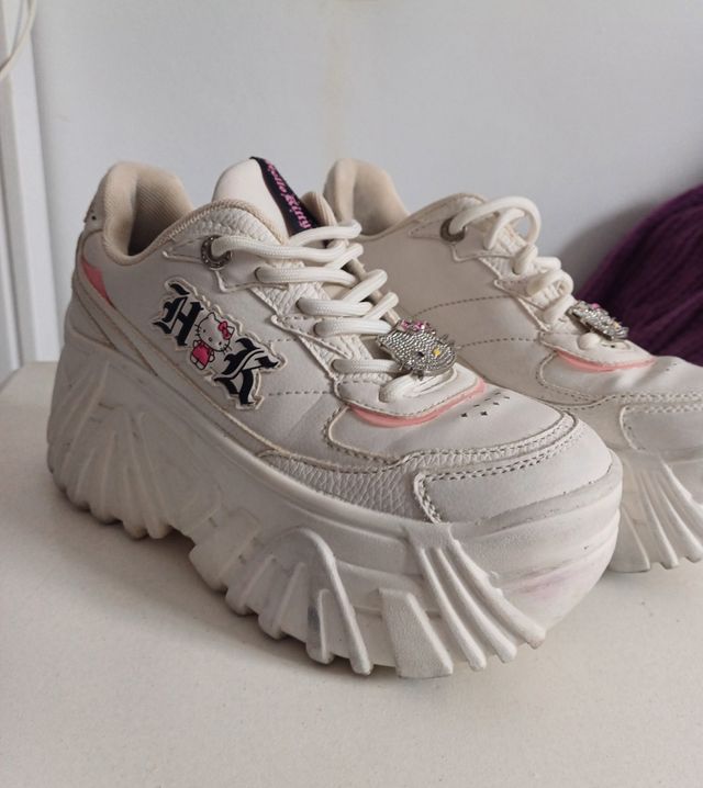 Zapatillas plataforma Hello Kitty Bershka Talla 36