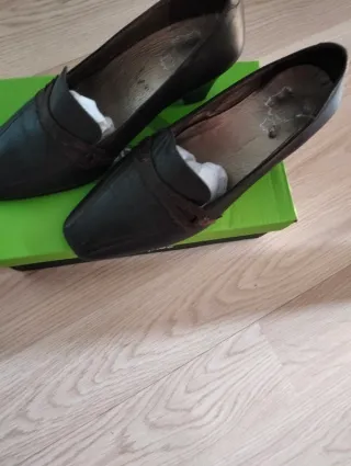 Zapato de tacón marron.