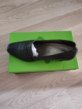 Zapato de tacón marron.