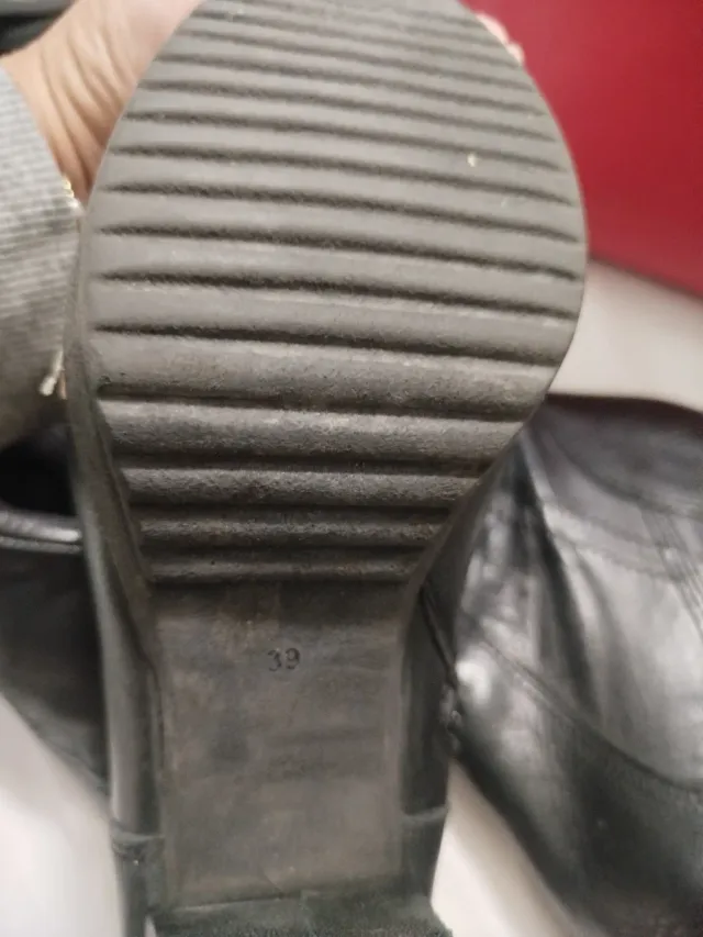 Botas altas de piel negras