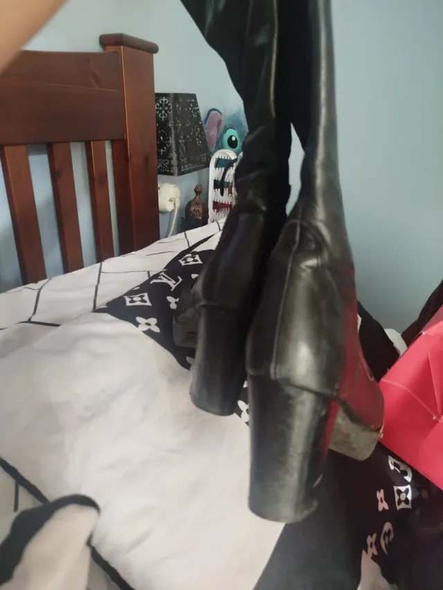 Botas altas de piel negras