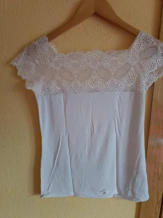 Camiseta blanca con encaje