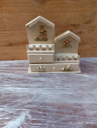 Mobiletto decorativo con coniglietti