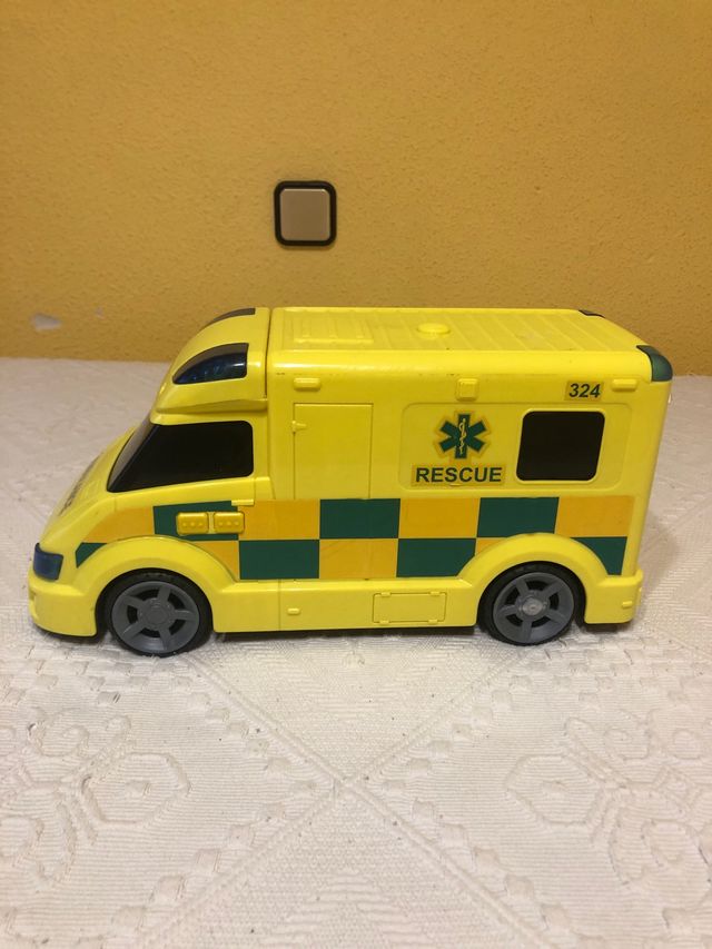 Ambulancia de juguete amarilla