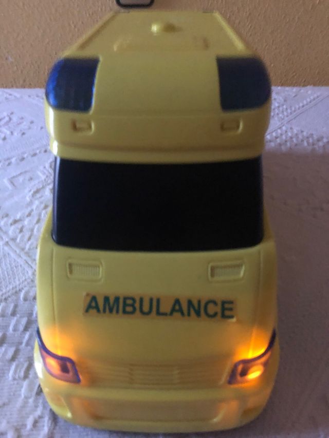 Ambulancia de juguete amarilla