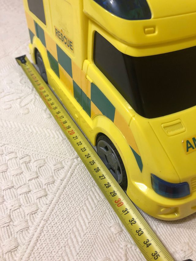 Ambulancia de juguete amarilla